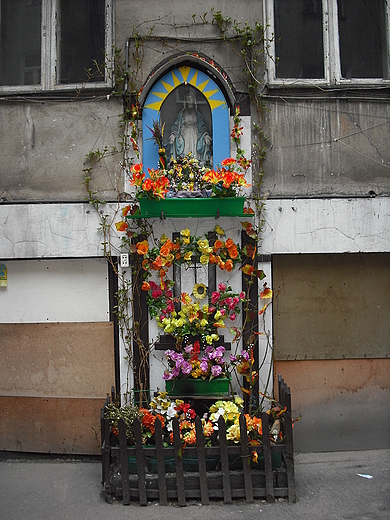 Warszawska Praga. Kapliczka na podwrku przy ul. Targowej 44.