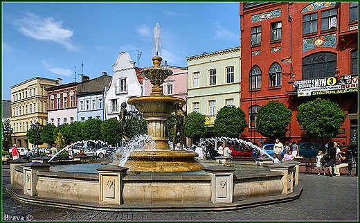 Fragment rynku w Chojnicach z widokiem na fontannę
