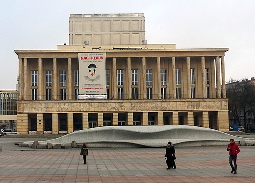 Teatr Wielki z fontann w ksztacie dwch morskich fal