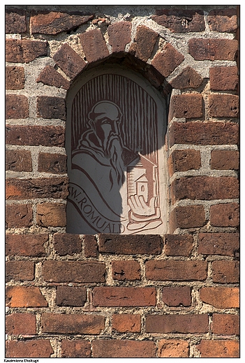 Kazimierz Biskupi - klasztor Misjonarzy witej Rodziny, gotyckie mury klasztorne