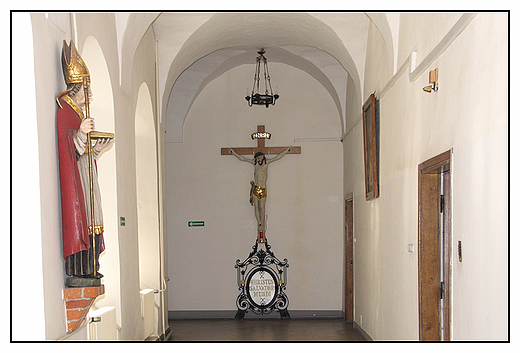 Kazimierz Biskupi - Klasztor Misjonarzy Świętej Rodziny, wewnętrzne korytarze w zamkniętej części klasztoru