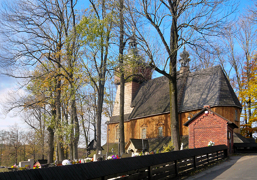 Stara Wie koo Wilamowic. Drewniany koci parafialny pod wezwaniem Podwyszenia Krzya witego z 1522 roku.