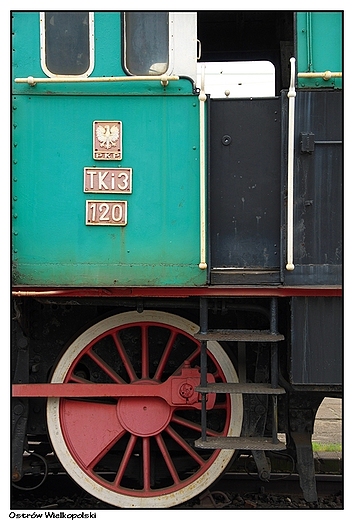 Ostrw Wielkopolski - dworzec kolejowy, zabytkowa lokomotywa z 1914 roku przed Fabryk Wagon