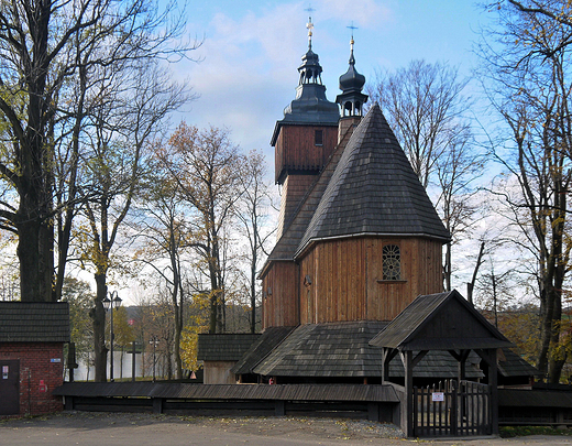 Stara Wie koo Wilamowic. Drewniany koci parafialny pod wezwaniem Podwyszenia Krzya witego z 1522 roku.