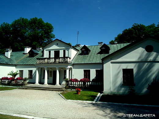 Dworek rodziny Walewskich z 1878 r. we wntrzu muzeum Mikoaja Reja w Nagowicach.