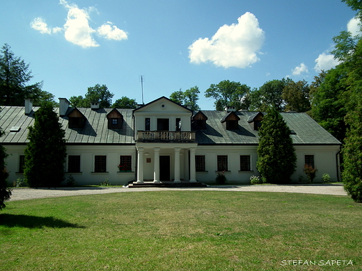 Dworek rodziny Walewskich z 1878 r. we wntrzu muzeum Mikoaja Reja w Nagowicach.