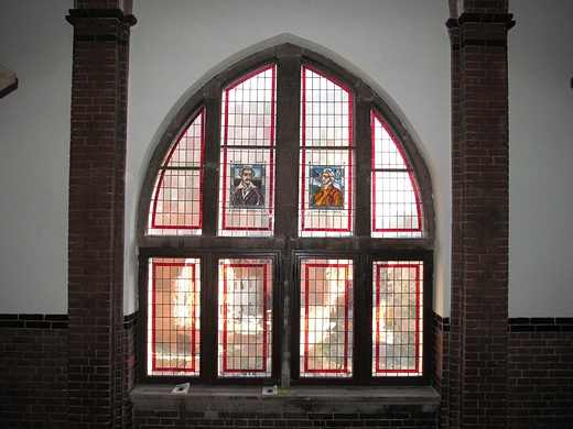 Okno w holu