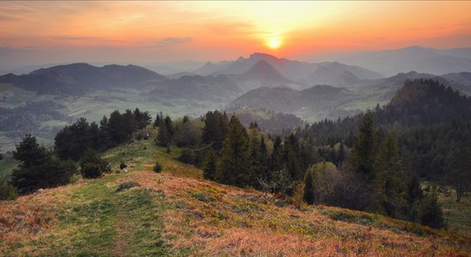 Zachd soca nad Trzema Koronami ogldany ze szczytu Wysokiego Wierchu. Mae Pieniny