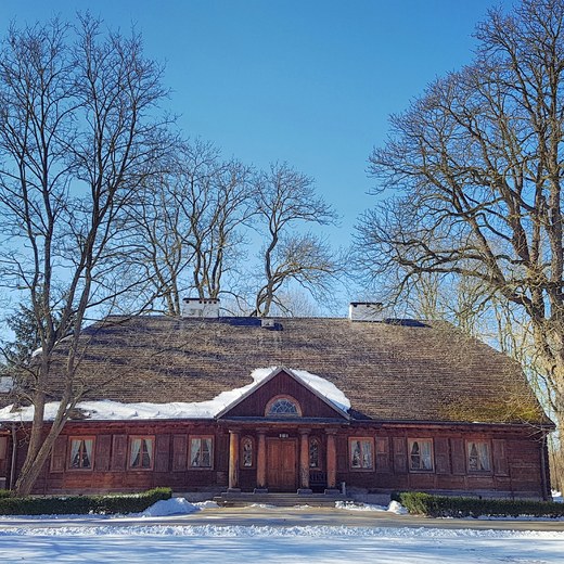 Drewniany dworek zarzdcy folwarku. Zesp paacowo-parkowy w Radziejowicach. Mazowsze