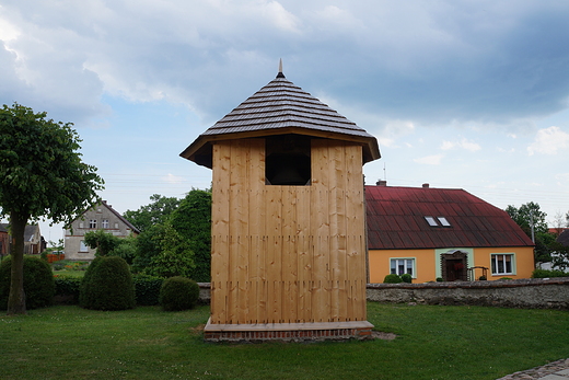 Drewniana dzwonnica obok kocioa w. Jadwigi