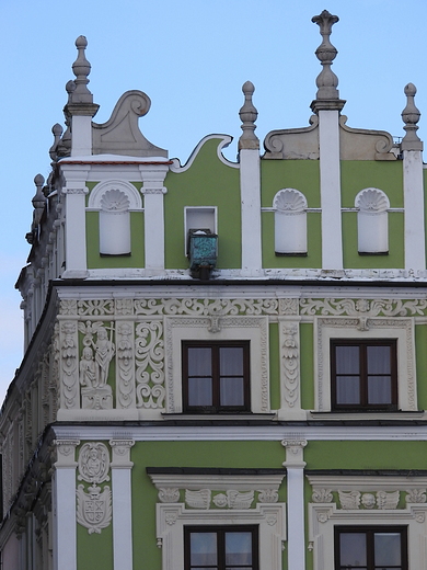 Ormiaska 30 zielona  kamienica Wilczkowska. Pooona na rogu ulic Ormiaskiej i Solnej, tu obok ratusza, powstaa w II po. XVII wieku