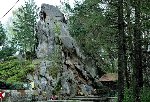 Na skale figura Matki Boej z Lourdes