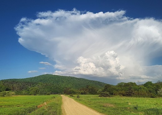 Pikny cumulonimbus przyozdobi nam dolin Nieznajowej. Beskid Niski