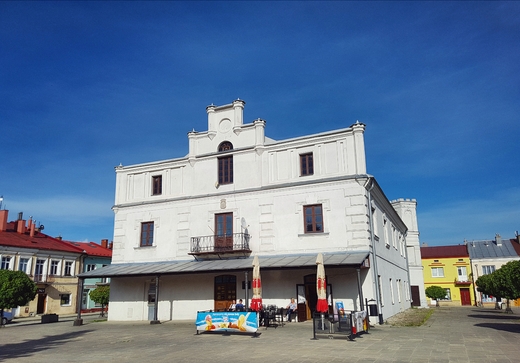 Rynek w Dukli z zabytkowym ratuszem. Beskid Niski