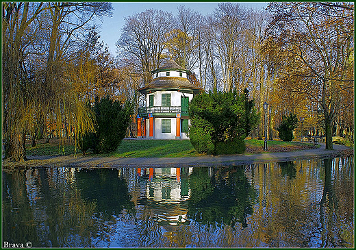 Zamek w ywcu - park zamkowy- zabytkowy Domek Chiski