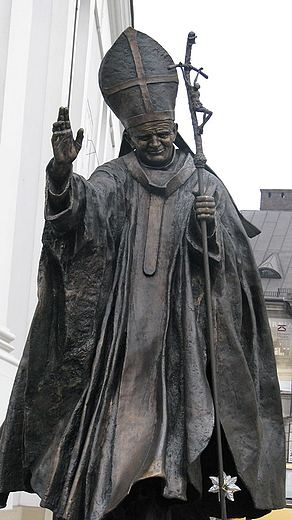 Pomnik Jana Pawła II przed bazyliką