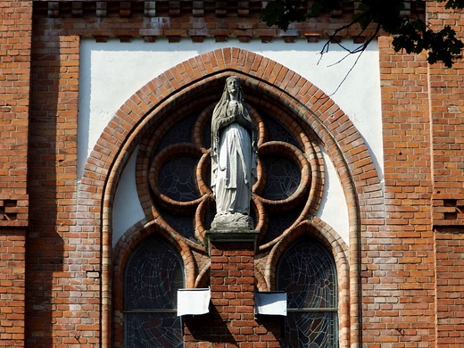Fasada neogotyckiego kocioa z pocz. XX w.