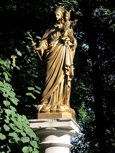 Figurka Matki Boskiej z Dziecitkiem w parku