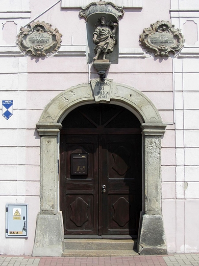 Portal dawnej szkoy - obecnie domu parafialnego