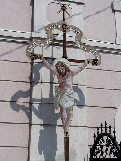 Krucyfiks przy domu parafialnym