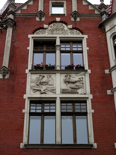 Okna z paskorzebami