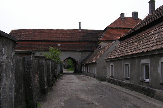 Goszcz. Brama do ruin zespou paacowego.