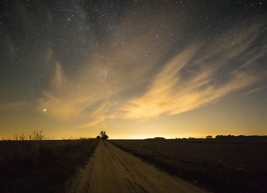 Polna droga i nocne niebo