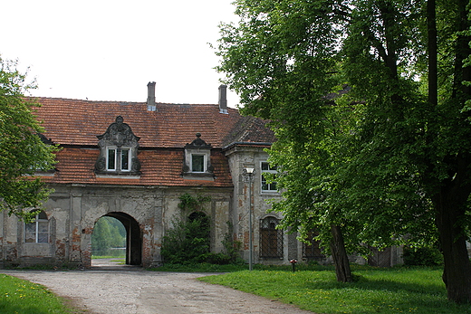 Goszcz. Brama do ruin zespou paacowego.