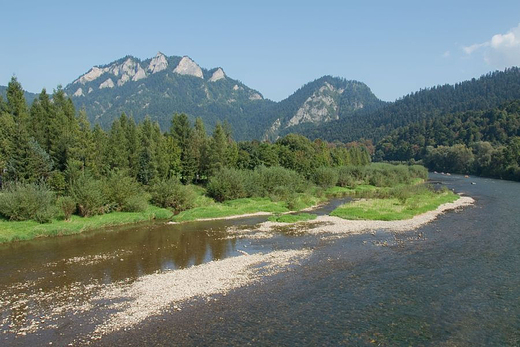 Widok na Trzy Korony i Dunajec z kadki w Sromowcach Ninych