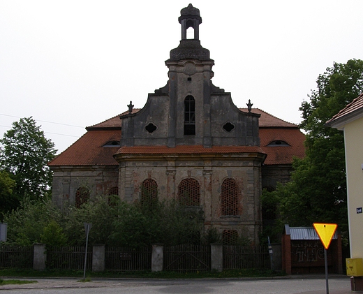 Goszcz. Ruiny kocioa przy zespole paacowym.