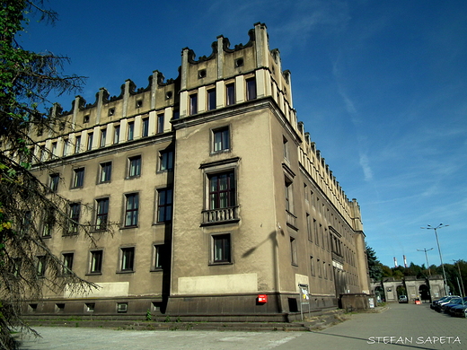 Budynek administracyjny Huty im. T. Sendzimira w Krakowie.