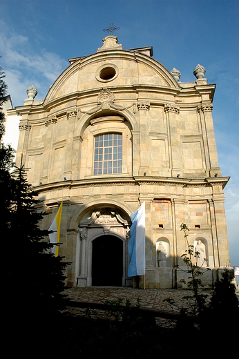 Święty Krzyż - fasada kościoła klasztorna
