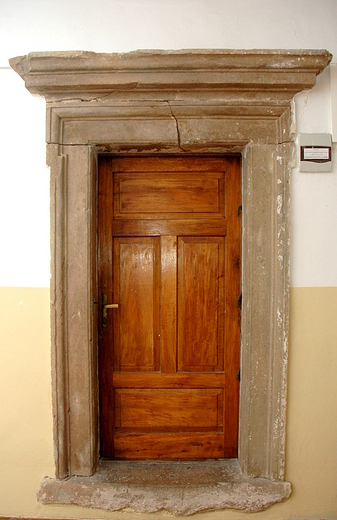 Święty Krzyż - portal z herbem Godziemba