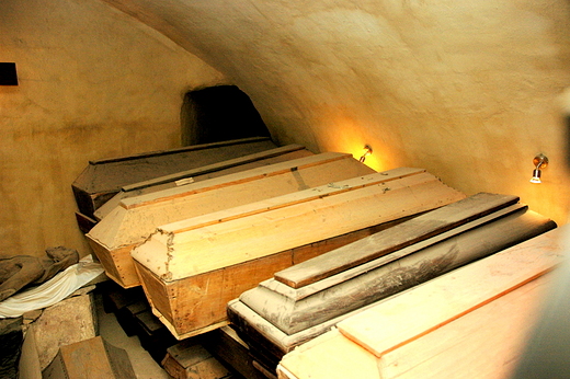 wity Krzy - trumny w kryptach klasztoru