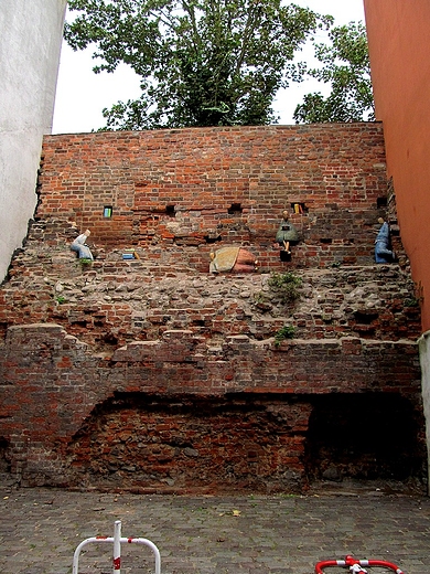 Na miejskich murach