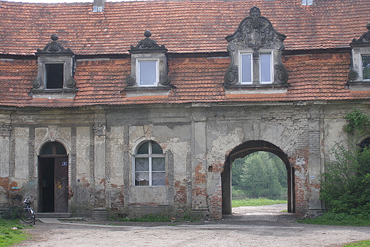 Goszcz. Brama ruin zespou paacowego.