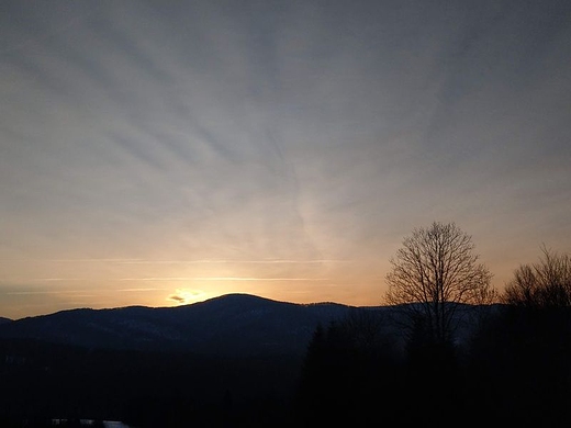 Ostatnie promienie zachodzcego soca nad Wetlin