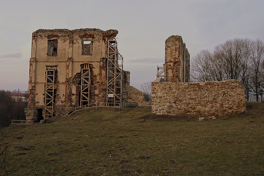 Ruiny zamku biskupw krakowskich wzniesionego w XIV w.