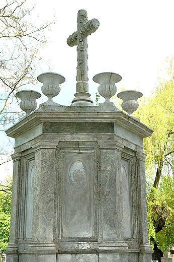 Kielce  - grobowiec na starym cmentarzu
