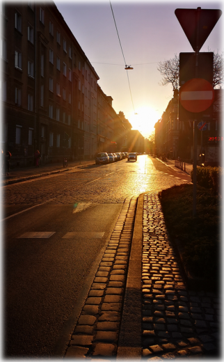 Wrocławska ulica o zachodzie słońca
