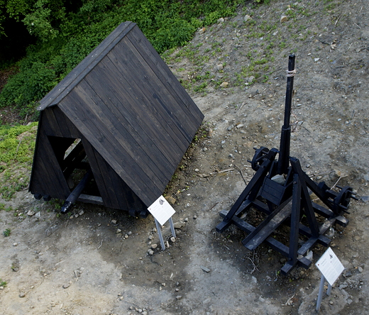 Ruiny zamku w Czchowie ekspozycja broni