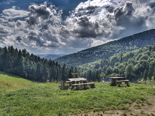 Widok z tarasu widokowego przed schroniskiem Zygmuntówka. Góry Sowie