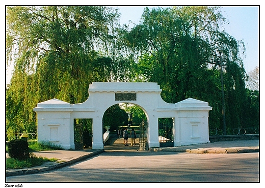 Zamo - brama do parku miejskiego, wejcie od ul.Szczebrzeskiej (skan)