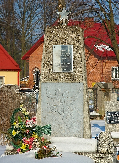 Obelisk upamitniajcy mier onierzy z okresu II wojny wiatowej.