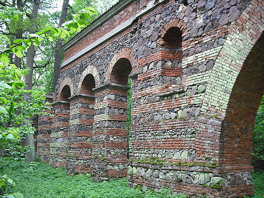 Park Natoliski w Warszawie. Fragment akweduktu.