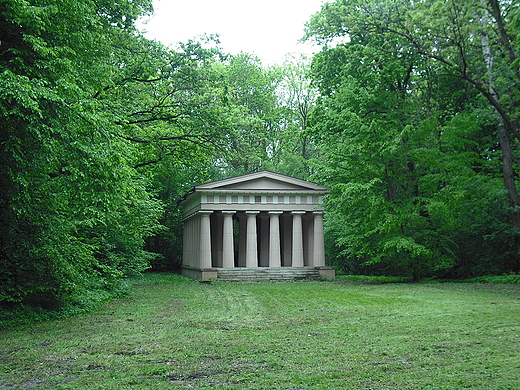 Park Natoliski w Warszawie. witynia Dorycka.