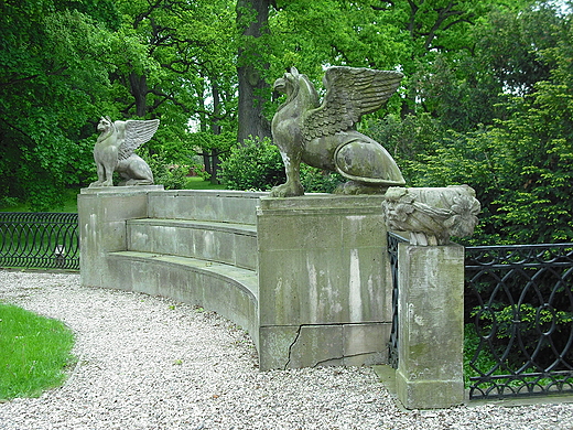 Park Natoliski w Warszawie. Rzeby gryfw na tarasie paacowym.