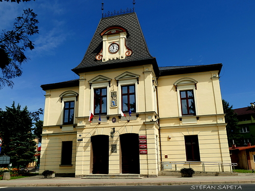 Ratusz w Lesku z 1896r.-styl eklektyczny.