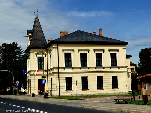 Ratusz w Lesku z 1896r.-styl eklektyczny.