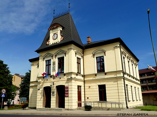 Ratusz w Lesku z 1896r.-styl eklektyczny.